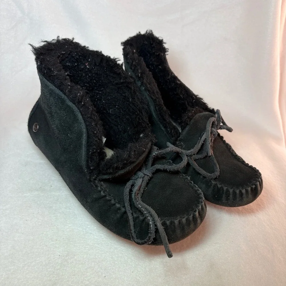 UGG Kids Dakota Suede Moccasin Slippers Black Sheepskin Lining 1118982K Size 2